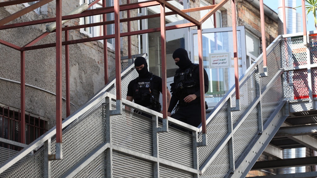 Polizisten am Eingang der Ibrahim al Khalil-Moschee.