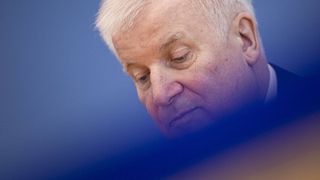 Bundesinnenminister Horst Seehofer sagte die Vorstellung des aktuellen Verfassungsschutzberichtes kurzfristig ab. x
