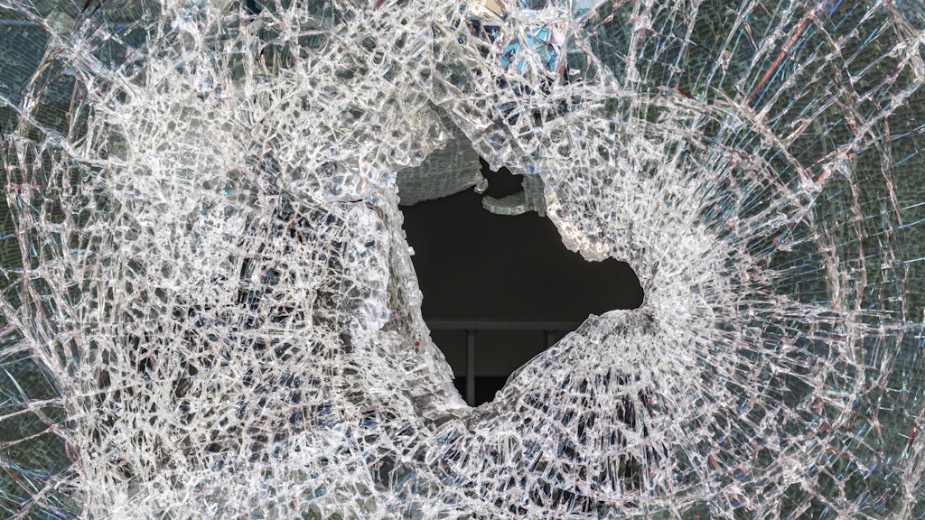 Rund 500 Menschen haben in der Nacht zum Sonntag in Stuttgart Schaufenster zerstört und geplündert. 