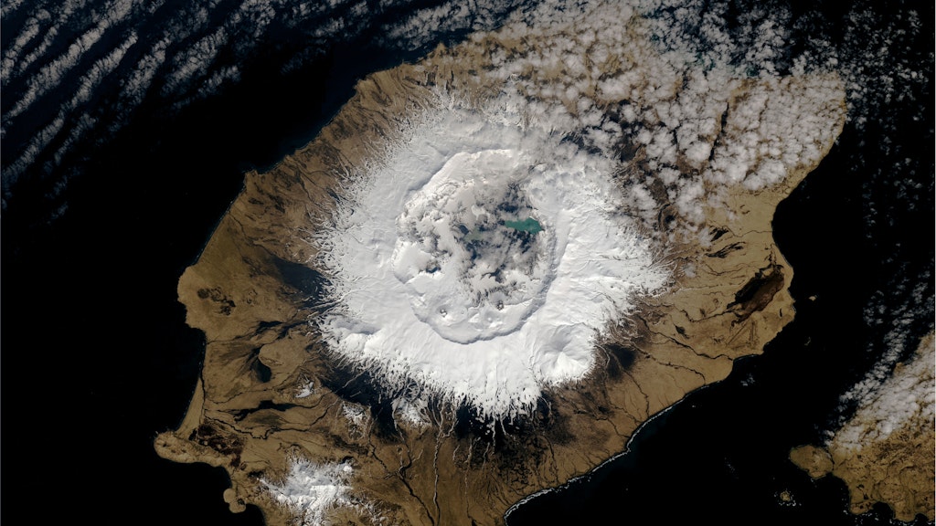 Dieses Satellitenbild der Nasa zeigt den Vulkan Okmok auf der Insel Umnak in Alaska heute. Die gewaltige Eruption im Jahre 43 v. Chr. hat einen gewaltigen Kessel hinterlassen, eine sogenannte Caldera. Der Krater besitzt einen Durchmesser von zehn Kilometern.