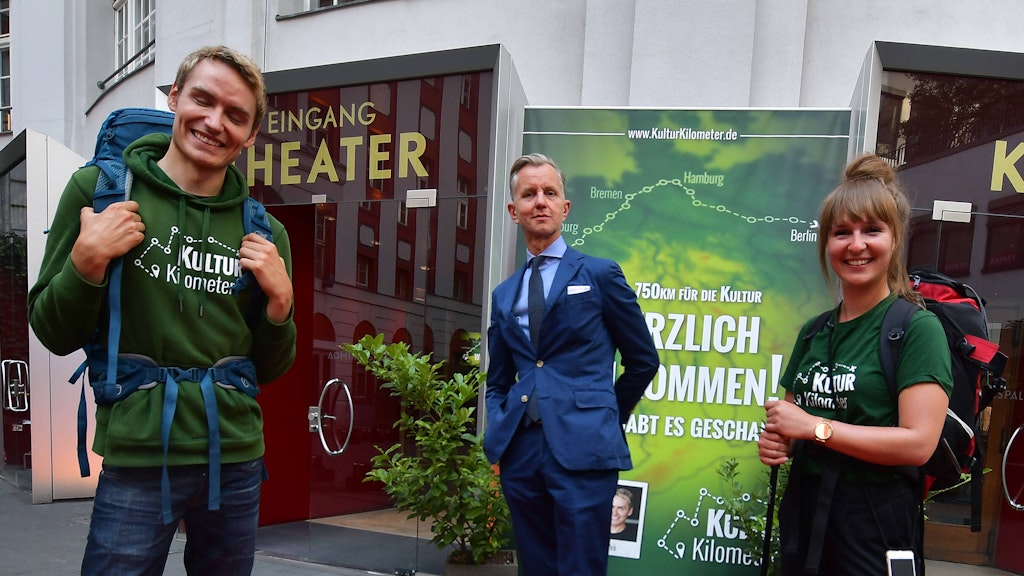 Laura & Meik erreichen mit Rucksack & Smartphone nach 750 km Fußmarsch durch die Theaterlandschaft in Deutschland den Admiralspalast zum Empfang vom Entertainer und Saenger Max Raabe.