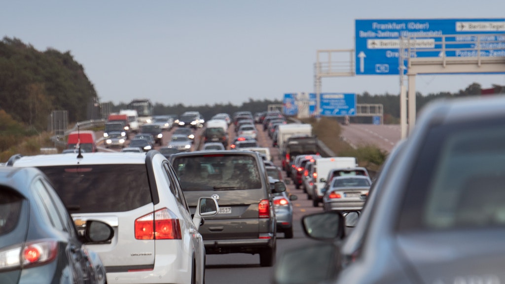 Autos fahren auf dem Berliner Autobahnring langsam im stockenden Verkehr. 