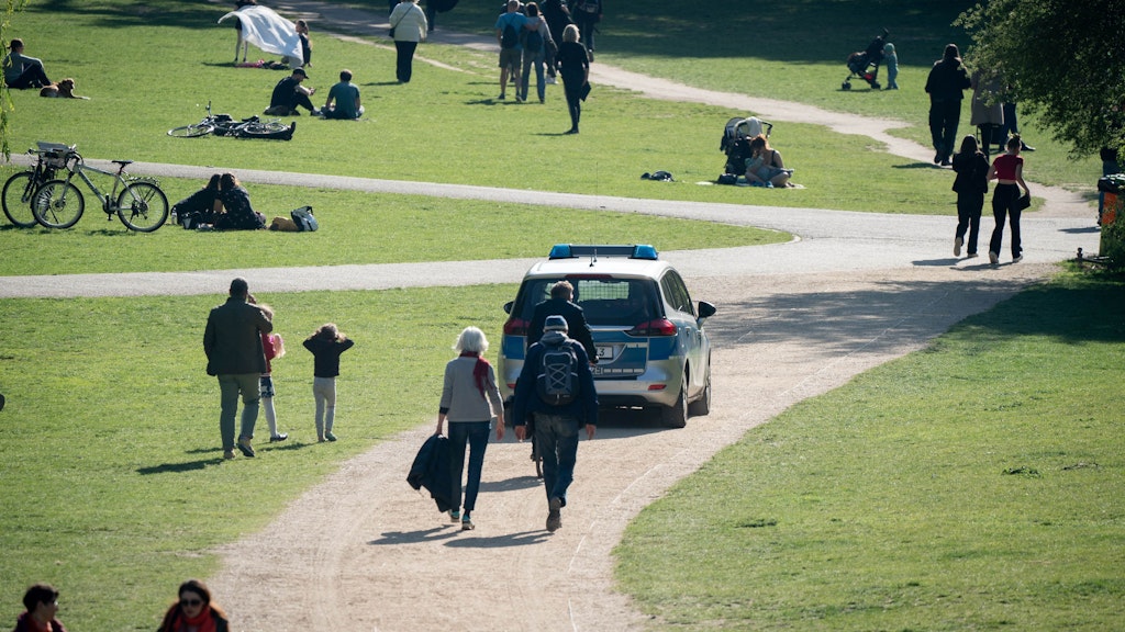 Ein Streifenwagen im Volkspark Schöneberg.