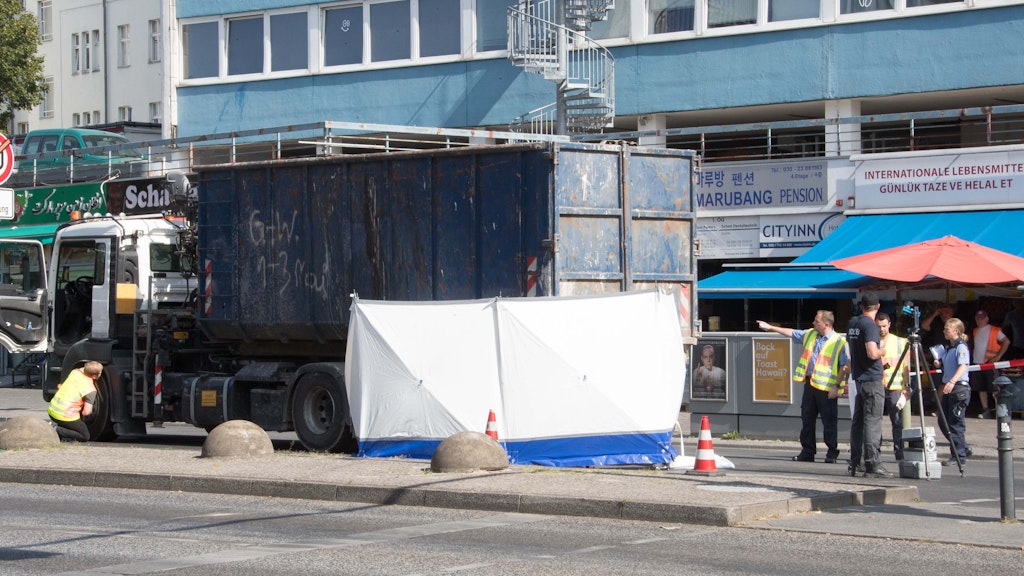 Ein Lkw-Fahrer hatte im August 2018 eine Fußgängerin in Berlin-Schöneberg beim Rechtsabbiegen erfasst.
