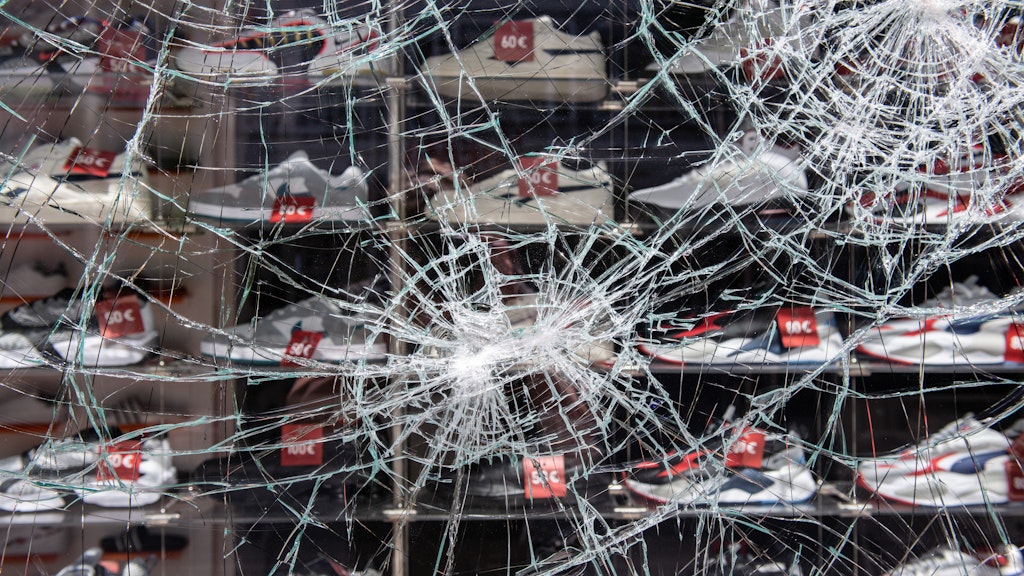 Ein beschädigtes Schaufenster eines Bekleidungsgeschäfts nach den schweren Ausschreitungen am vergangenen Wochenende. 