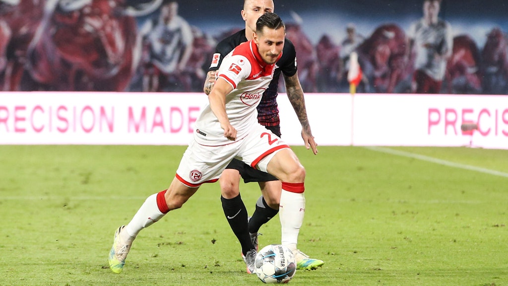 Steven Skrzybski versucht sich hier gegen Leipzigs Angelino zu behaupten.