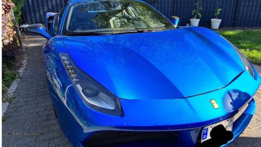 Ein vom Zollfahndungsamt sichergestellter Ferrari.