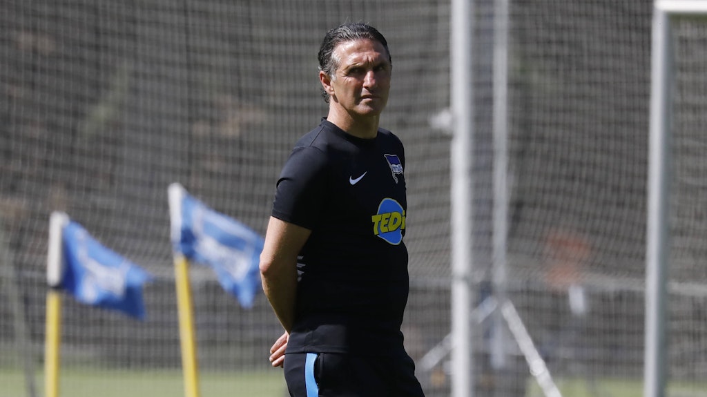 Herthas Cheftrainer Bruno Labbadia grübelt noch über die richtige Startelf gegen Mönchengladbach am Sonnabend. 