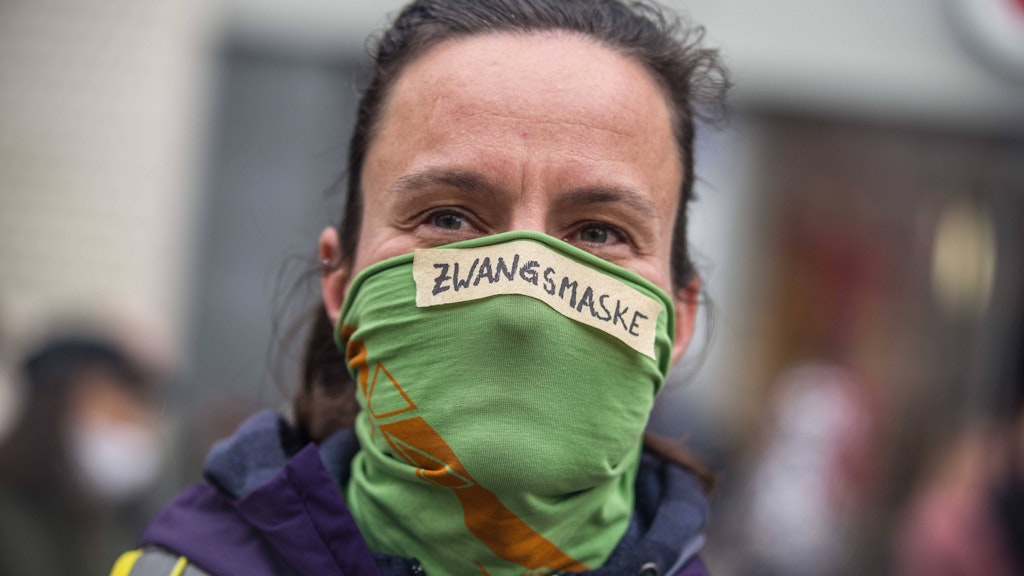 Eine Demonstrantin auf einer Anti-Corona-Demonstration