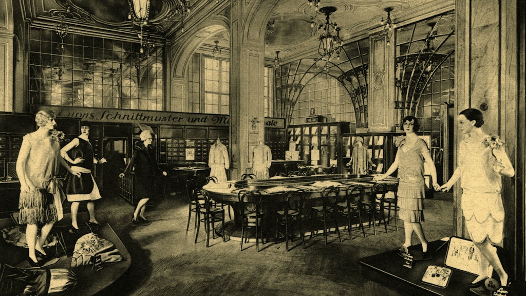 „Waren aller Art überhaupt, vom Bankgeschäft etwa bis zum Verkauf von Druckknöpfen und Stecknadeln“: um 1927 im Lichthof des Kaufhauses Wertheim am Leipziger Platz.
