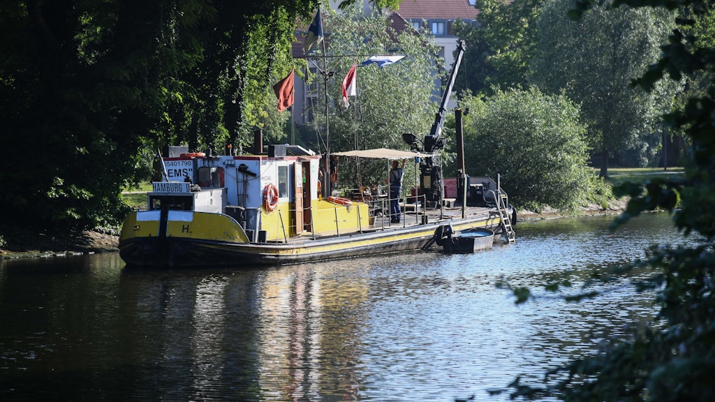 Ein Boot liegt an der Stelle, an der die Bombe gefunden wurde. Von dieser Plattform können Taucher ins Wasser gelangen. Taucher hatten am Morgen damit begonnen, in die Havel zu steigen und einen Aluminiumring über die 250 Kilogramm schwere Bombe aus dem Zweiten Weltkrieg zu senken.