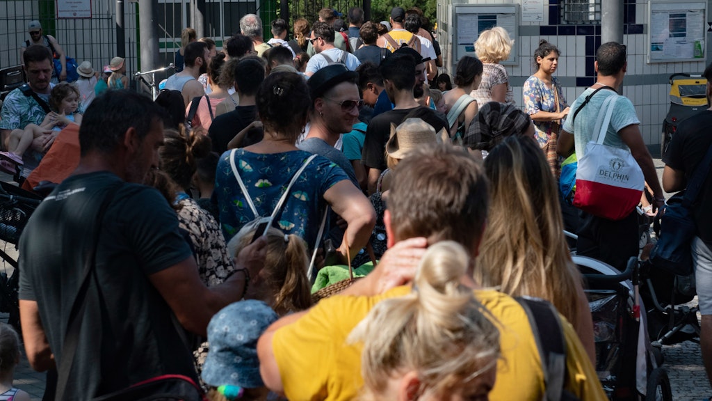 Dicht an dicht stehen Menschen an den Kassen des Prinzenbades in Kreuzberg (Archiv). 