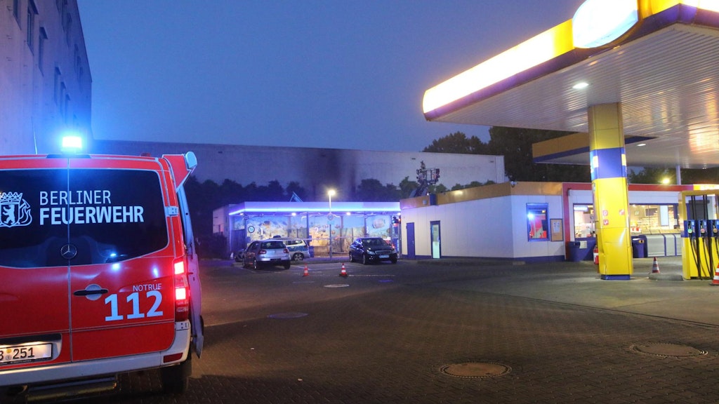 Hinter einer Tankstelle in der Karl-Marx-Straße ist ein Feuer gelegt worden.