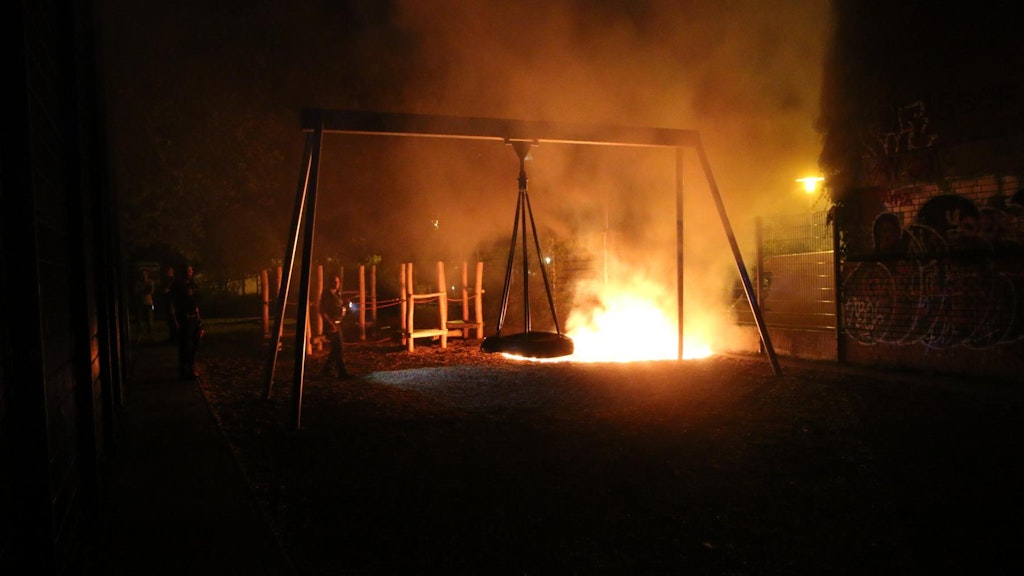 Auf einem Spielplatz an der Ecke an der Glasower Straße / Bendastraße ist ein Feuer ausgebrochen.
