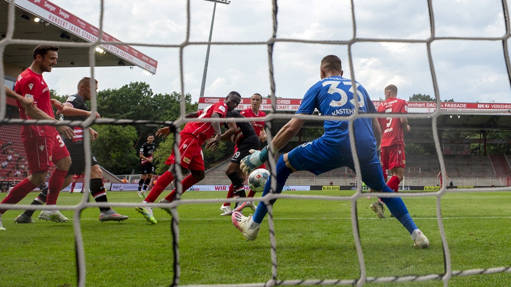 Anthony Ujah stochert den Ball zur Führung von Union ins Tor.