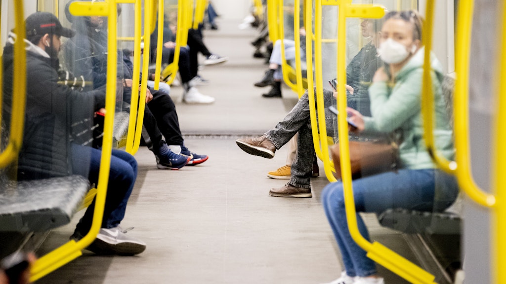 Fahrgäste in einer Berliner U-Bahn.