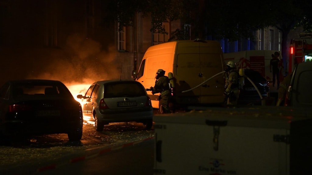 Ein Kleinwagen brennt in der Nacht zu Samstag in der Schönstedtstraße-Straße in Berlin-Neukölln.