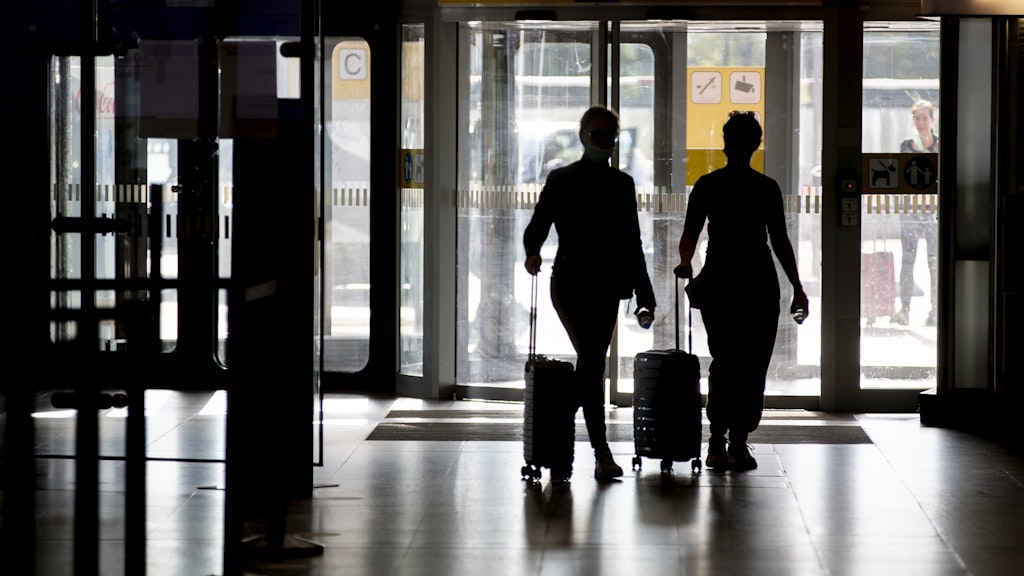 Passagiere am Flughafen Berlin-Tegel.