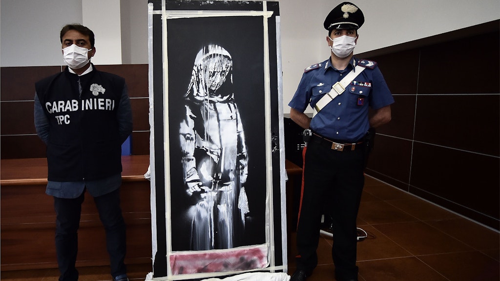 Polizisten mit der Banksy-Tür.