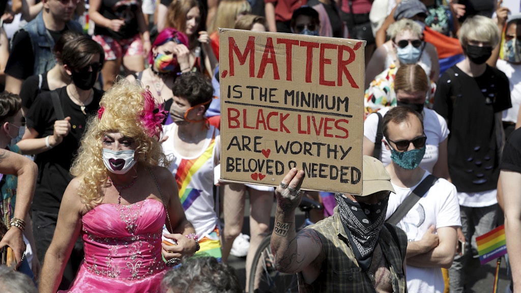 Teilnehmer der „Pride Demo“ solidarisieren sich mit „<a target="_blank" href="https://www.berliner-zeitung.de/news/tausende-menschen-bei-black-lives-matter-demo-in-berlin-erwartet-li.89890">Black Lives Matter</a>“.