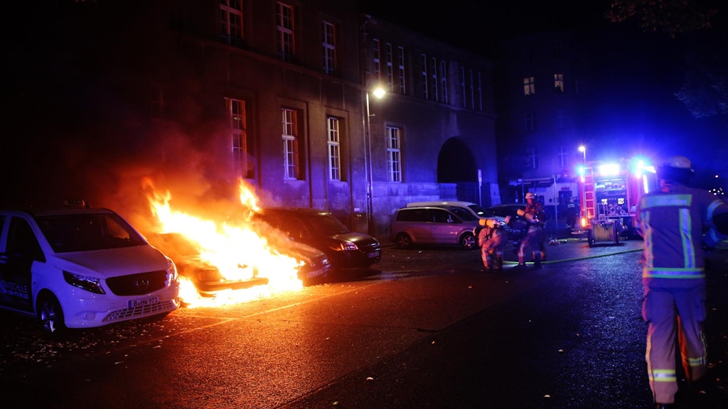 Hinter dem Rathaus Neukölln in Neukölln stehen mehrere Fahrzeuge in Flammen. In der Nacht zu Sonntag wurden wieder Autos in Neukölln angezündet.