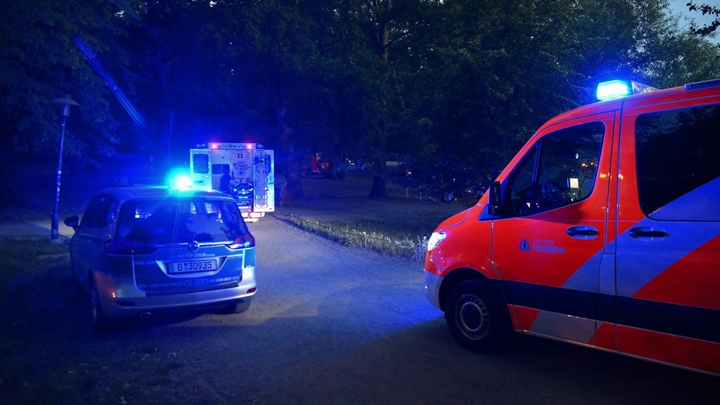 Rettungskräfte am Samstagabend am Weißen See.