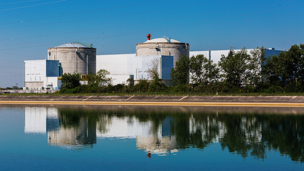 Die beiden Reaktorgebäude des Kernkraftwerks Fessenheim. 