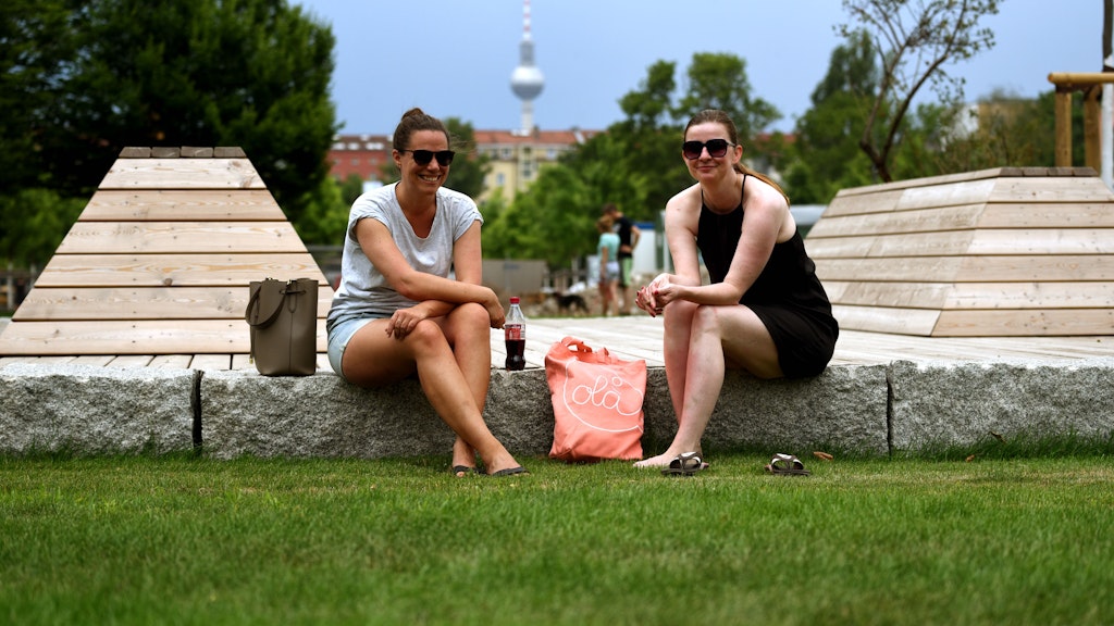 Daniela aus München (li) und Kirstin aus Prenzlauer Berg genießen den neueröffneten Teil des Mauerparks.