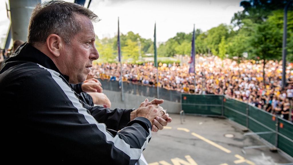 Dynamo-Coach Markus Kauczinski kommt in Anbetracht der Fan-Versammlung zu einem fragwürdigen Schluss.