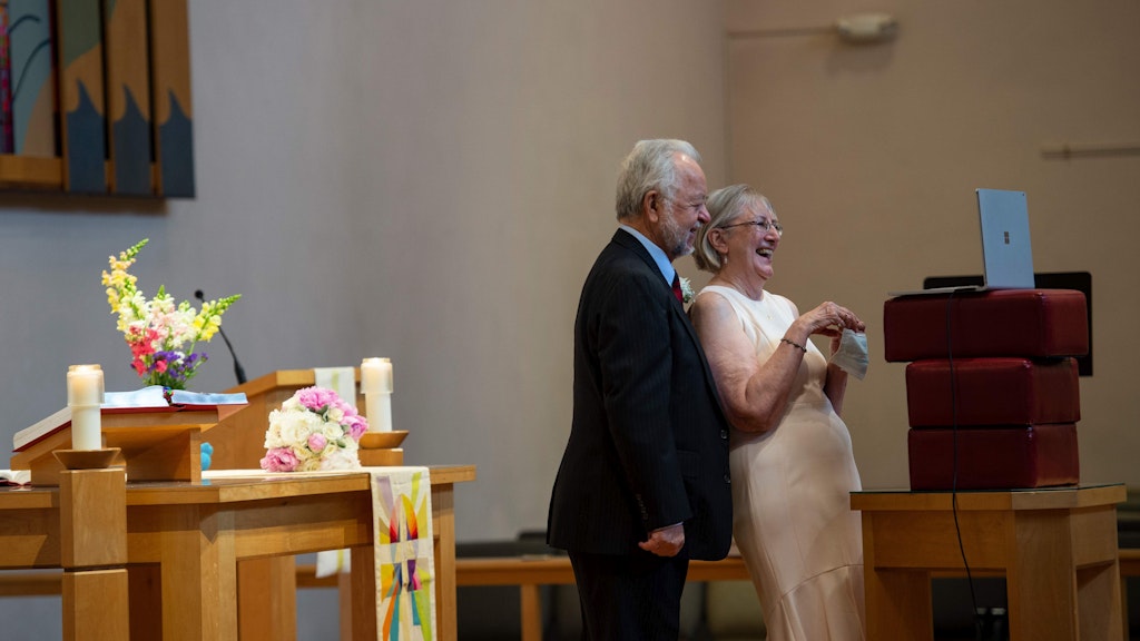 In den USA ließen Ardell Hoveskeland (links) und Linda Hoveskeland ihre Gäste per Zoom an ihrer Hochzeit teilnehmen.