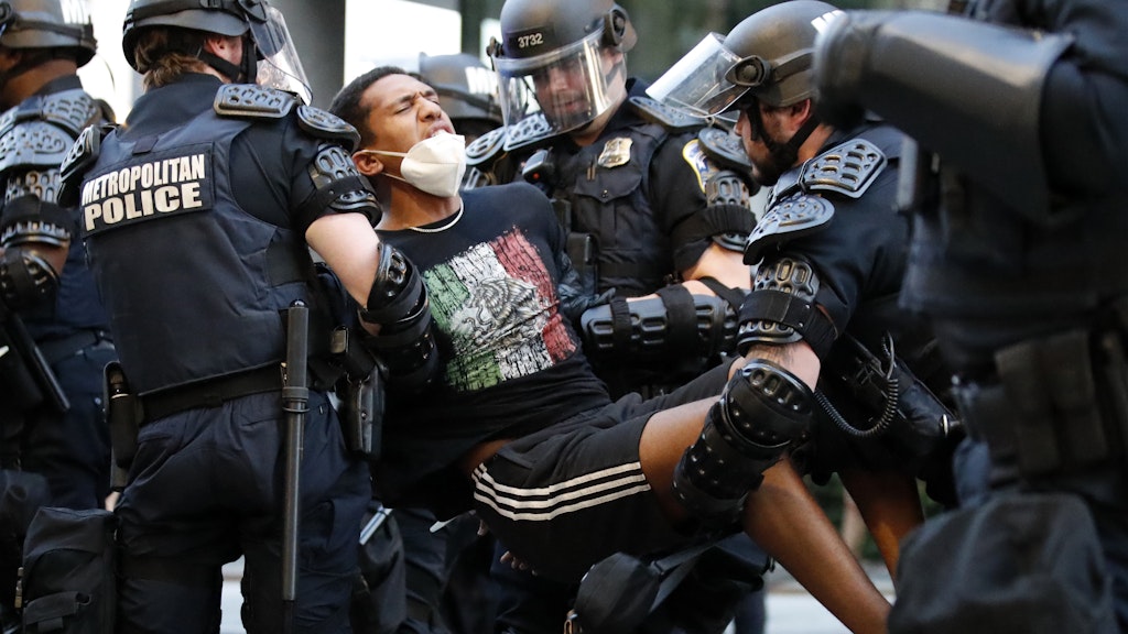 02.06.2020, USA, Washington: Polizisten nehmen während eines Protests einen Demonstranten fest. (Foto: dpa)