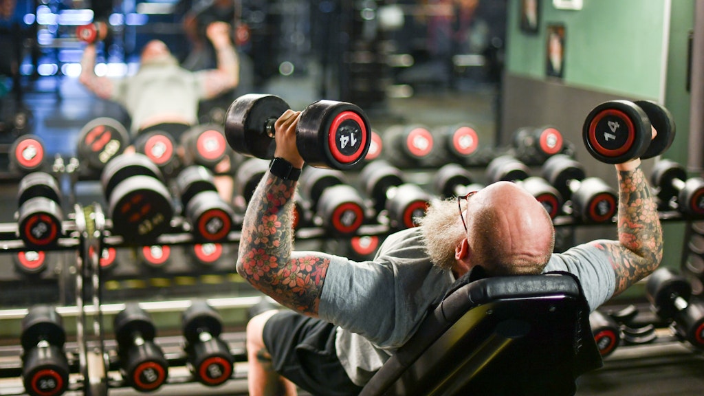 Ein Mann trainiert in einem Fitnessstudio.