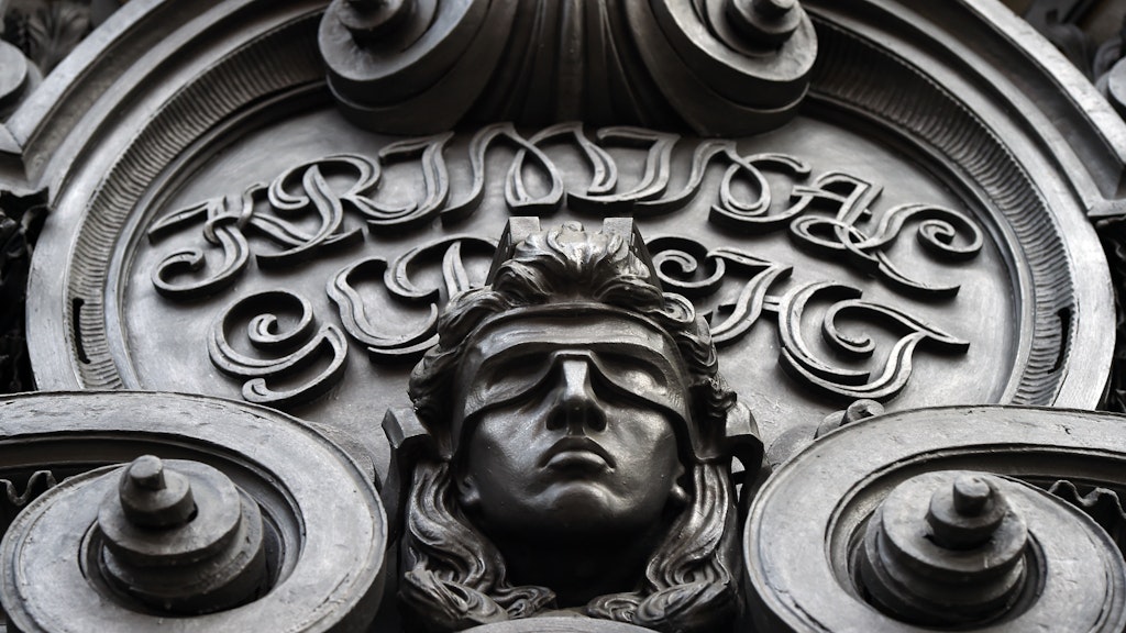 Eine Figur der blinden Justitia ist an der Fassade eines Gerichtsgebäudes. (Archiv)