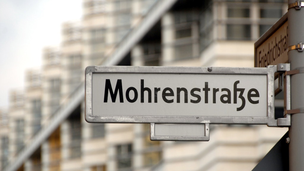 Das Schild zur Mohrenstraße, Ecke Friedrichstraße. 