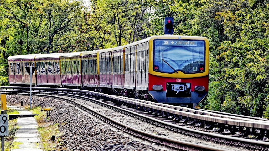 Eine S-Bahn in der Nähe des Bahnhofs Olympiastadion.