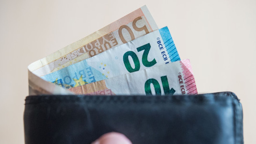 Geldscheine im Wert von zehn, zwanzig, und fünfzig Euro stecken in einer Geldbörse.