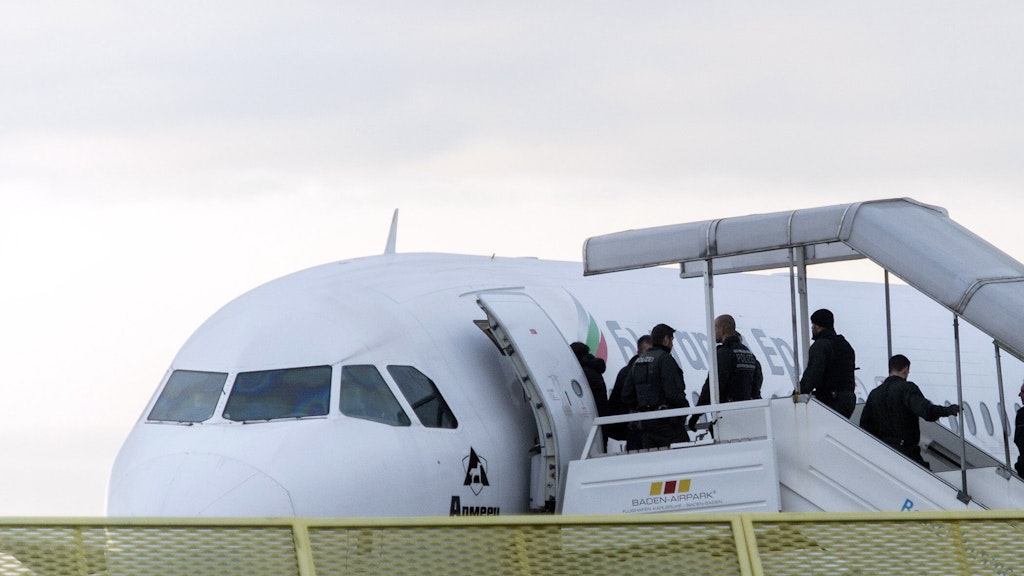Abgelehnte Asylbewerber steigen am Baden-Airport im Rahmen einer landesweiten Sammelabschiebung in ein Flugzeug. (Archiv)