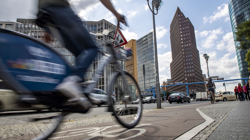 Auf zwei Rädern durch Berlin. Ein Radfahrer am Potsdamer Platz.