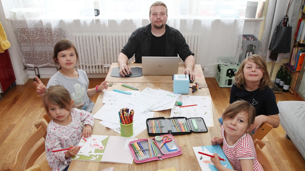 Nico Wittlief (33) ist Teamleiter Instandhaltung im BTB Heizkraftwerk. Aktuell überwacht er vom Küchentisch aus per Laptop die Anlagen des Blockheizkraftwerkes Adlershof – und kümmert sich ganz nebenbei um seine vier Kinder.<br>