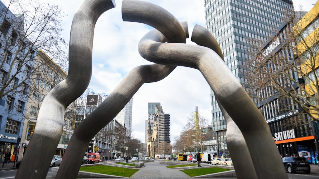 Die Skulptur „Berlin“ steht auf dem Mittelstreifen der Tauentzienstraße. 