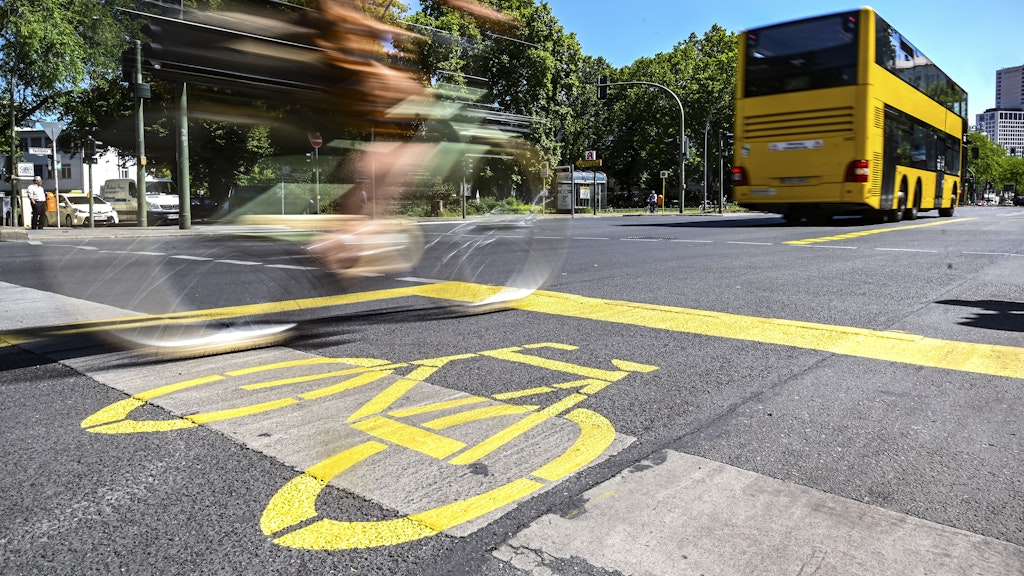 Der provisorische Radfahrstreifen auf der Kantstraße in Charlottenburg. Nach dem Beschluss des Verwaltungsgerichts Berlin (Aktenzeichen VG 11 L 205/20) vom 4. September soll auch er entfernt werden.