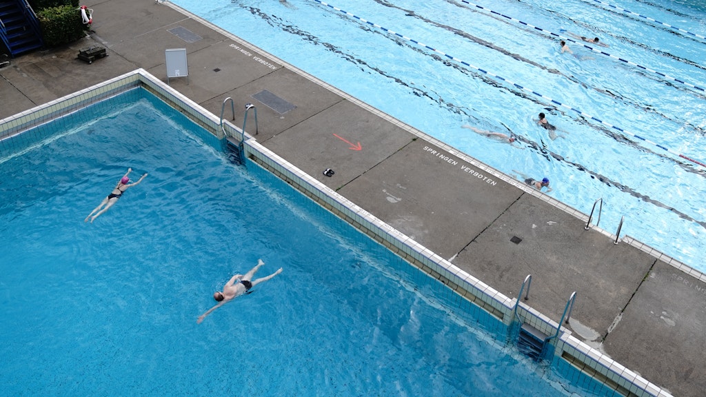 Im Sommerbad Wilmersdorf sind schon wieder Badegäste im Wasser.