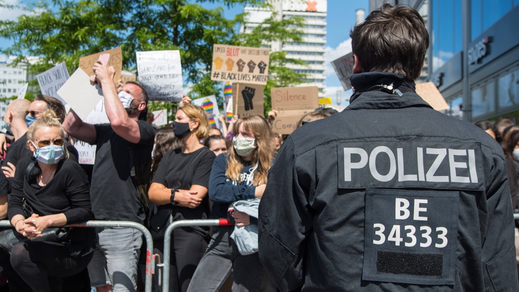 Demo gegen Rassismus auf dem Alexanderplatz.