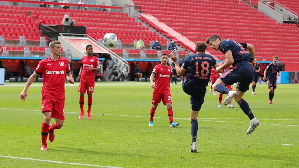 Mit genügend Sicherheitsabstand: Robert Lewandowski darf gegen Leverkusen unbehelligt zu seinem 30. Saisontor einköpfen.