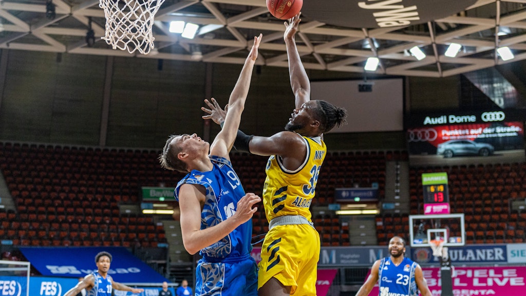 Duett am Brett: Landry Nnoko von Alba Berlin übertrumpft Frankfurts Gytis Masiulis.<strong> </strong>