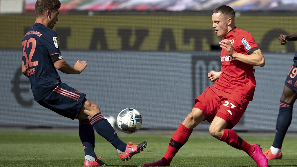 Furchtlos: Der Leverkusener Florian Wirtz (r.) trickst Joshua Kimmich vom FC Bayern aus. 