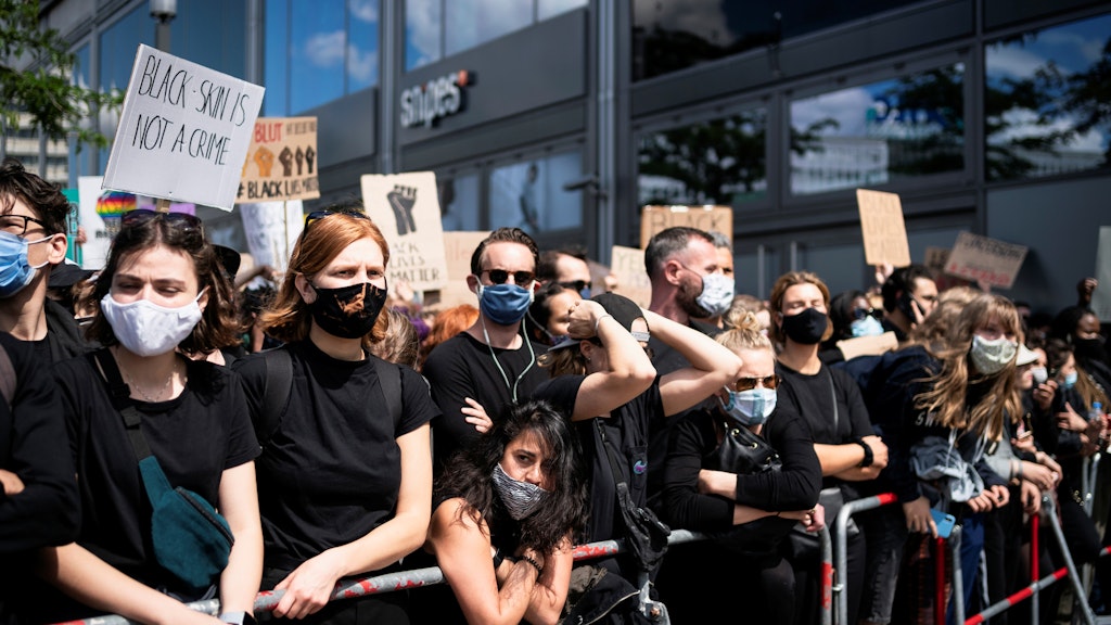 Etwa 15.000 Menschen demonstrierten bei der „Silent Demo“ gegen Rassismus in Gedenken an den Tod des Amerikaners George Floyd auf dem Berliner Alexanderplatz.