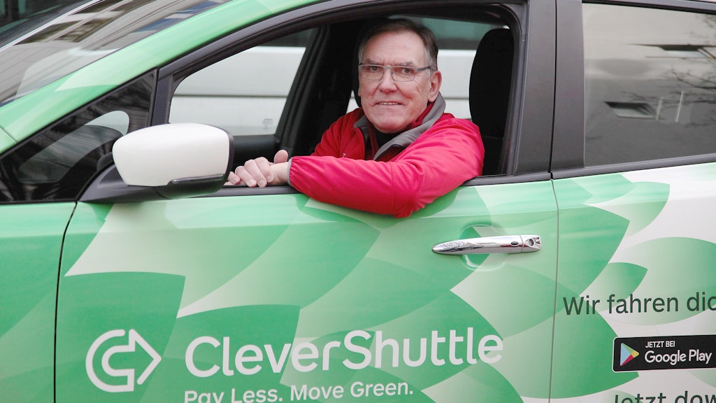 Einer von rund 500 Fahrerinnen und Fahrern von Clever Shuttle in Berlin: Reiner Dreuse in einem Elektroauto des Unternehmens.<br><br>