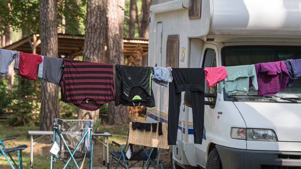 Ein Wohnmobil auf einem Naturcampingplatz. (Symbolbild)