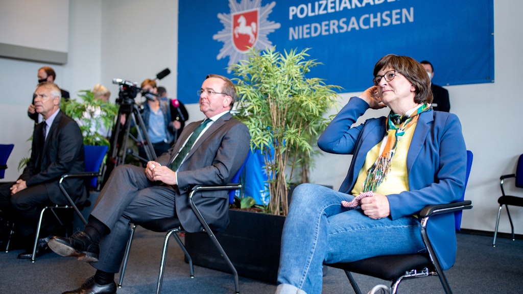 Saskia Esken, Bundesvorsitzende der SPD, sitzt während einer Diskussionsveranstaltung in der Polizeiakademie Niedersachsen.